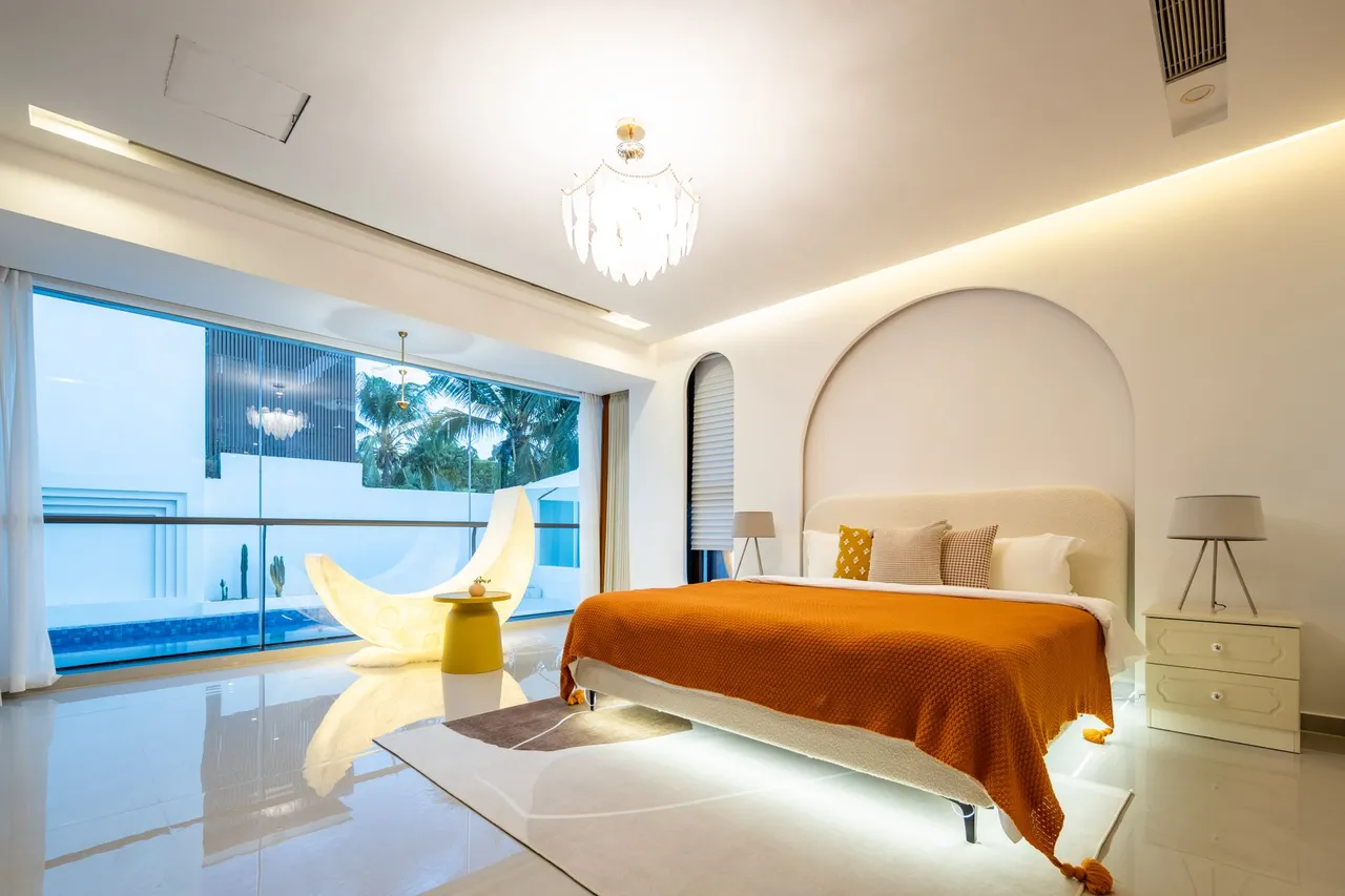 Спальня с видом на бассейн