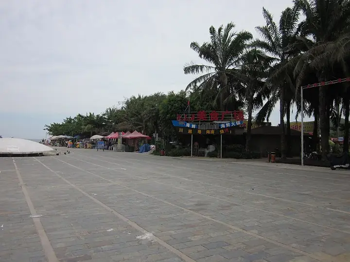 Пляж Дадунхай (大东海)
